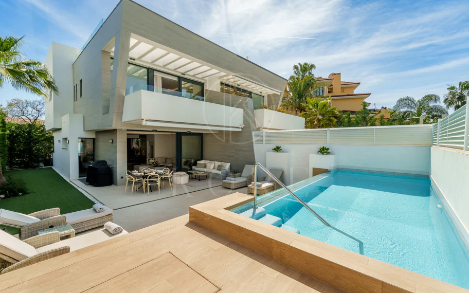 Villa pareada contemporánea exclusiva junto a la playa