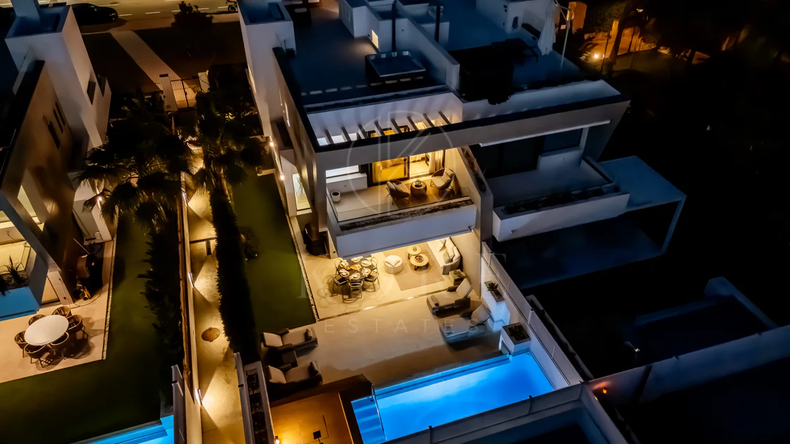 Villa pareada contemporánea exclusiva junto a la playa