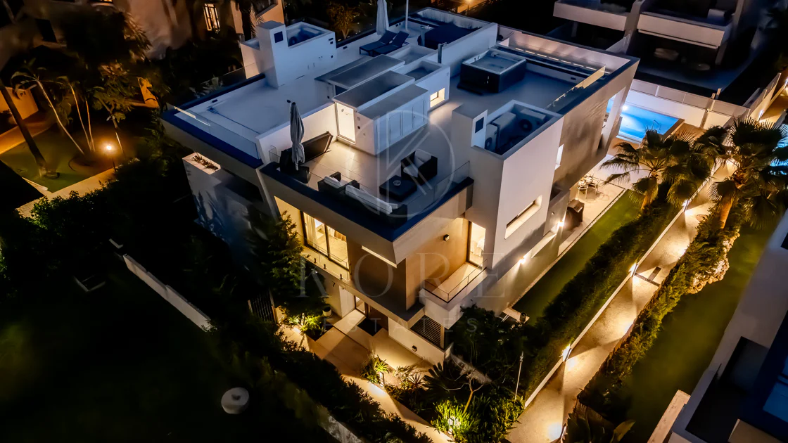 Villa pareada contemporánea exclusiva junto a la playa