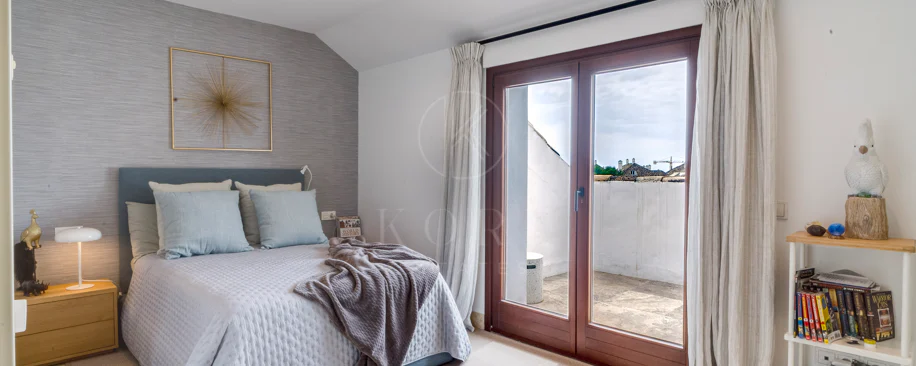 Ático dúplex exclusivo en la Milla de Oro de Marbella con vistas panorámicas al mar y a La Concha, amplias terrazas y una ubicación privilegiada cerca de Puente Romano.