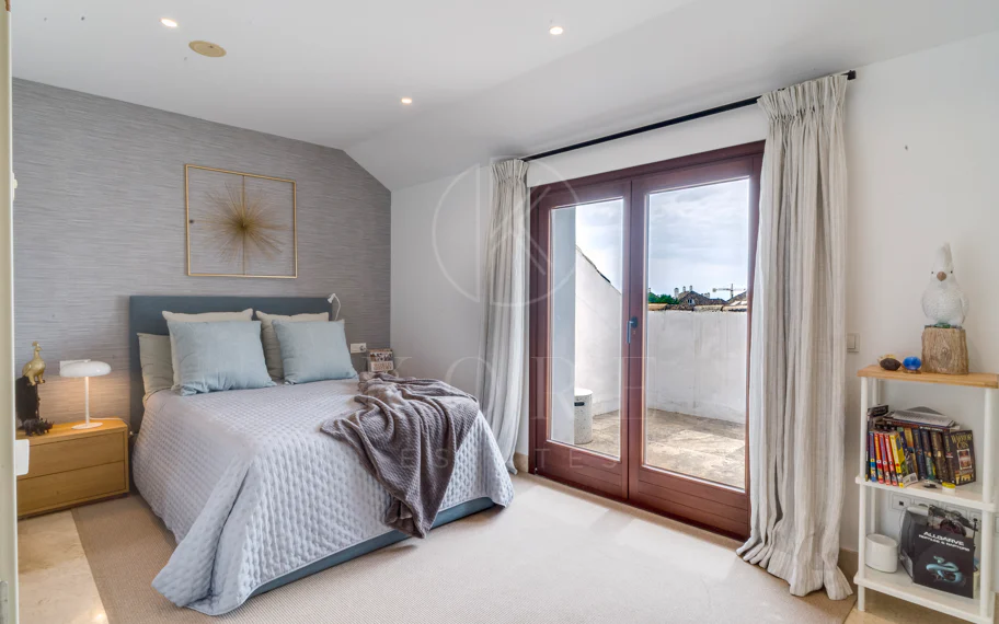 Ático dúplex exclusivo en la Milla de Oro de Marbella con vistas panorámicas al mar y a La Concha, amplias terrazas y una ubicación privilegiada cerca de Puente Romano.