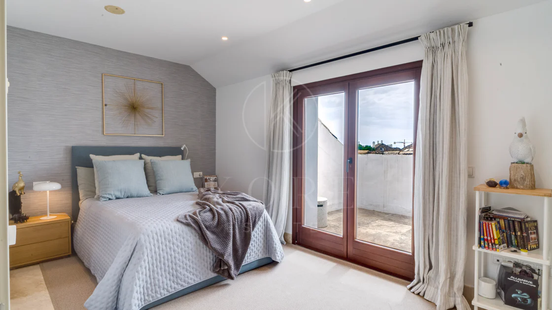 Ático dúplex exclusivo en la Milla de Oro de Marbella con vistas panorámicas al mar y a La Concha, amplias terrazas y una ubicación privilegiada cerca de Puente Romano.