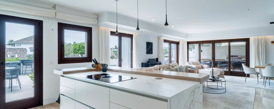 Ático dúplex exclusivo en la Milla de Oro de Marbella con vistas panorámicas al mar y a La Concha, amplias terrazas y una ubicación privilegiada cerca de Puente Romano.