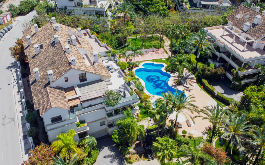 Ático dúplex exclusivo en la Milla de Oro de Marbella con vistas panorámicas al mar y a La Concha, amplias terrazas y una ubicación privilegiada cerca de Puente Romano.