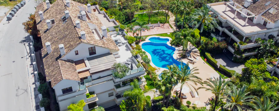 Ático dúplex exclusivo en la Milla de Oro de Marbella con vistas panorámicas al mar y a La Concha, amplias terrazas y una ubicación privilegiada cerca de Puente Romano.