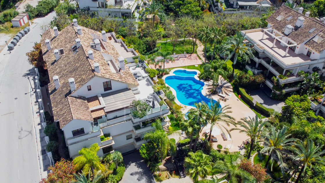 Ático dúplex exclusivo en la Milla de Oro de Marbella con vistas panorámicas al mar y a La Concha, amplias terrazas y una ubicación privilegiada cerca de Puente Romano.