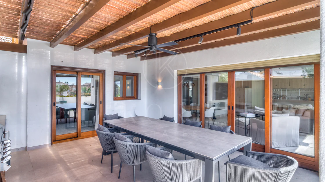 Ático dúplex exclusivo en la Milla de Oro de Marbella con vistas panorámicas al mar y a La Concha, amplias terrazas y una ubicación privilegiada cerca de Puente Romano.