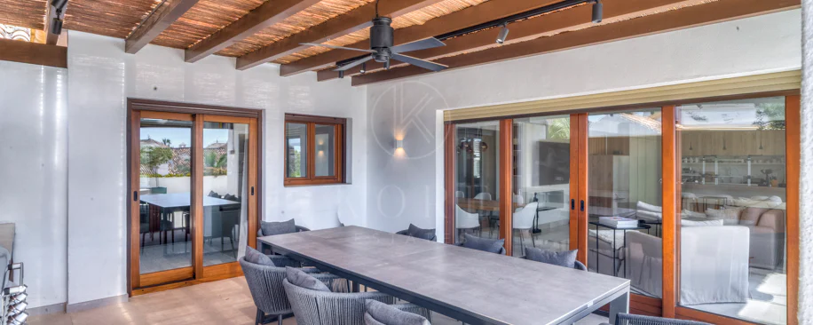 Ático dúplex exclusivo en la Milla de Oro de Marbella con vistas panorámicas al mar y a La Concha, amplias terrazas y una ubicación privilegiada cerca de Puente Romano.