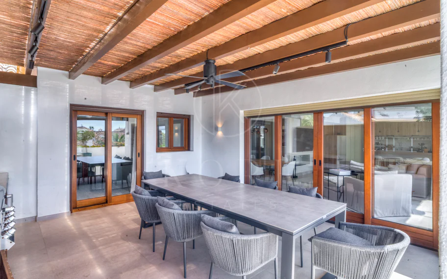 Ático dúplex exclusivo en la Milla de Oro de Marbella con vistas panorámicas al mar y a La Concha, amplias terrazas y una ubicación privilegiada cerca de Puente Romano.