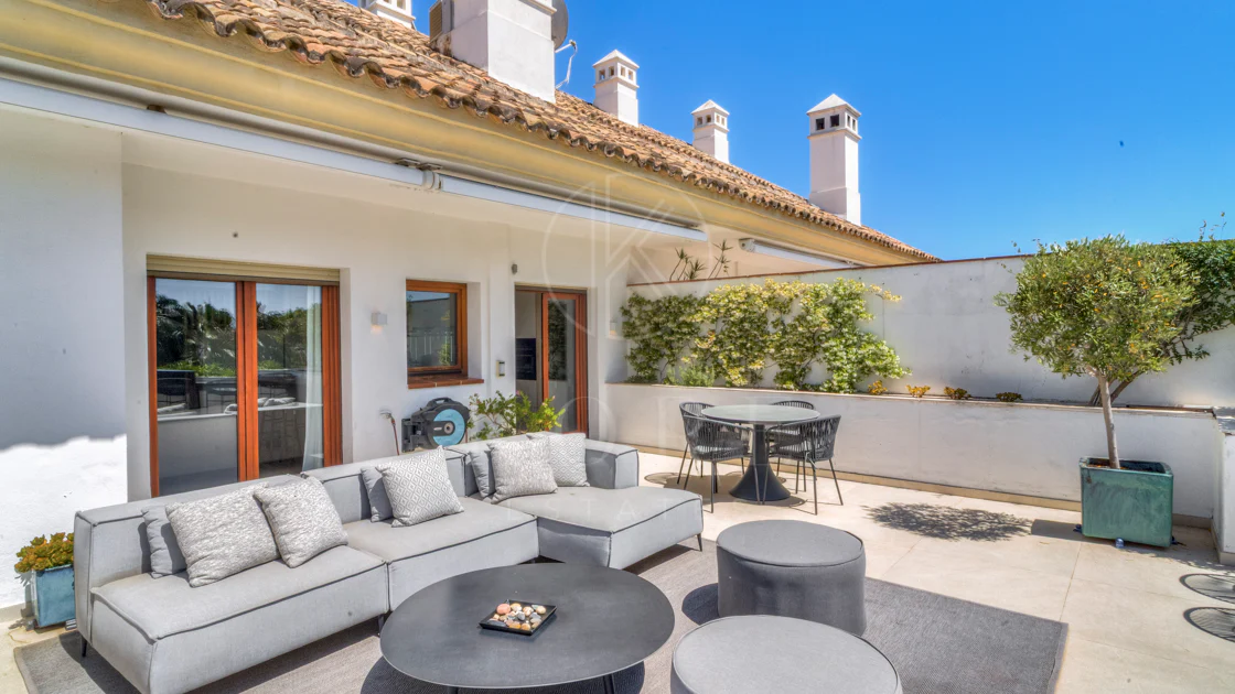 Ático dúplex exclusivo en la Milla de Oro de Marbella con vistas panorámicas al mar y a La Concha, amplias terrazas y una ubicación privilegiada cerca de Puente Romano.
