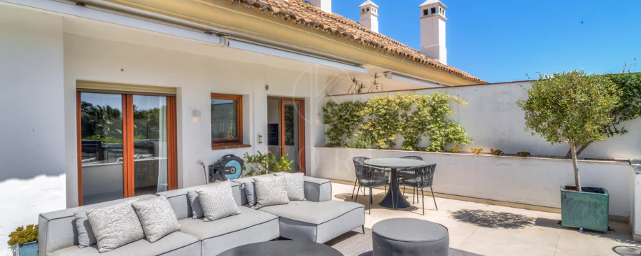Ático dúplex exclusivo en la Milla de Oro de Marbella con vistas panorámicas al mar y a La Concha, amplias terrazas y una ubicación privilegiada cerca de Puente Romano.
