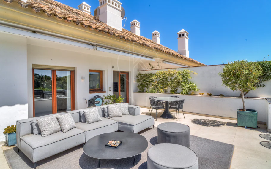 Ático dúplex exclusivo en la Milla de Oro de Marbella con vistas panorámicas al mar y a La Concha, amplias terrazas y una ubicación privilegiada cerca de Puente Romano.
