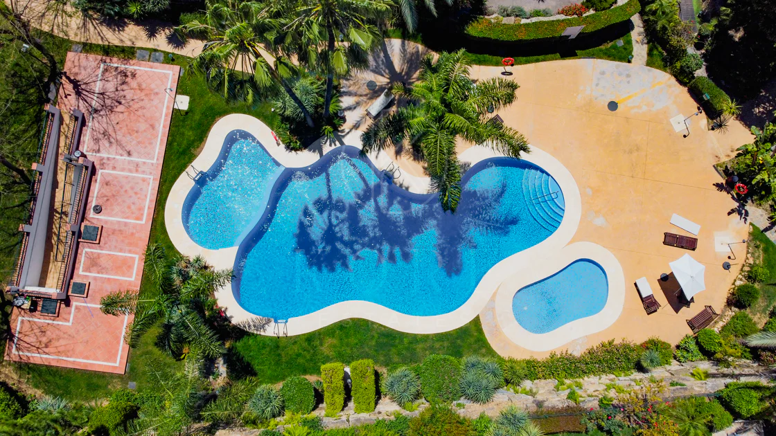 Ático dúplex exclusivo en la Milla de Oro de Marbella con vistas panorámicas al mar y a La Concha, amplias terrazas y una ubicación privilegiada cerca de Puente Romano.