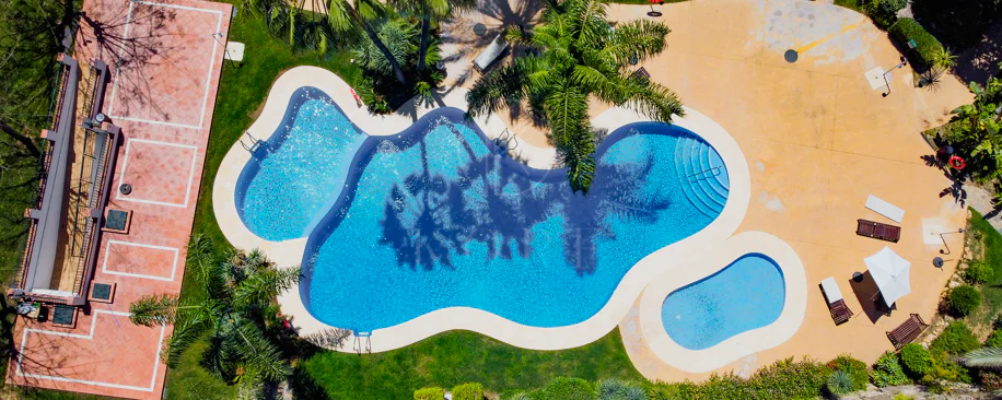 Ático dúplex exclusivo en la Milla de Oro de Marbella con vistas panorámicas al mar y a La Concha, amplias terrazas y una ubicación privilegiada cerca de Puente Romano.