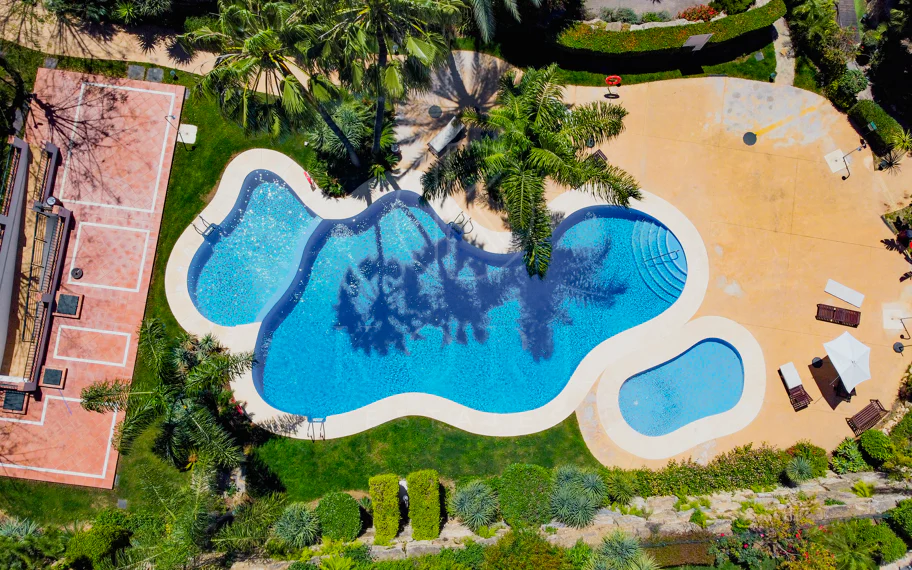 Ático dúplex exclusivo en la Milla de Oro de Marbella con vistas panorámicas al mar y a La Concha, amplias terrazas y una ubicación privilegiada cerca de Puente Romano.