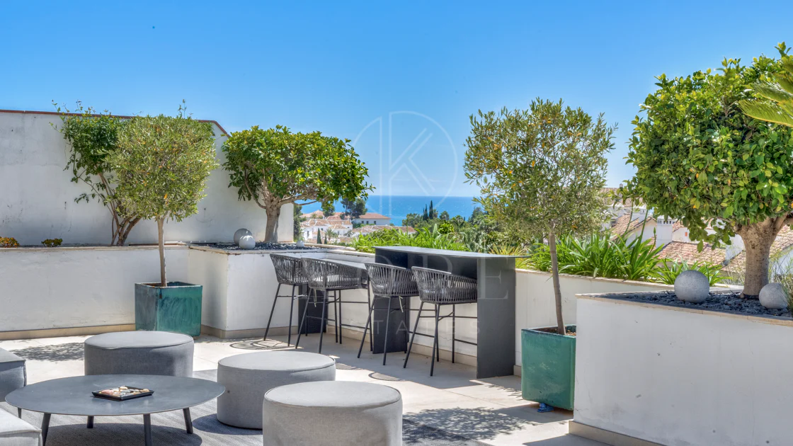 Ático dúplex exclusivo en la Milla de Oro de Marbella con vistas panorámicas al mar y a La Concha, amplias terrazas y una ubicación privilegiada cerca de Puente Romano.
