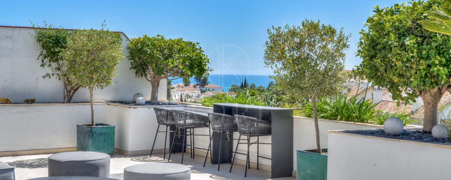 Ático dúplex exclusivo en la Milla de Oro de Marbella con vistas panorámicas al mar y a La Concha, amplias terrazas y una ubicación privilegiada cerca de Puente Romano.