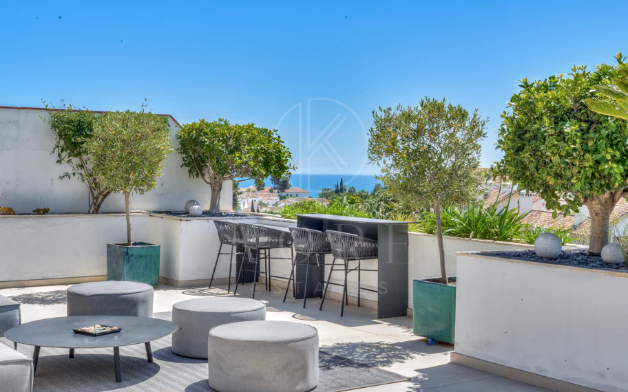 Ático dúplex exclusivo en la Milla de Oro de Marbella con vistas panorámicas al mar y a La Concha, amplias terrazas y una ubicación privilegiada cerca de Puente Romano.