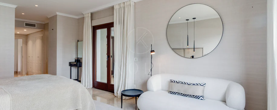 Ático dúplex exclusivo en la Milla de Oro de Marbella con vistas panorámicas al mar y a La Concha, amplias terrazas y una ubicación privilegiada cerca de Puente Romano.