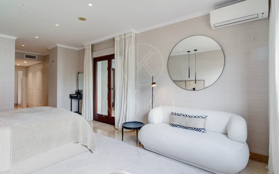 Ático dúplex exclusivo en la Milla de Oro de Marbella con vistas panorámicas al mar y a La Concha, amplias terrazas y una ubicación privilegiada cerca de Puente Romano.