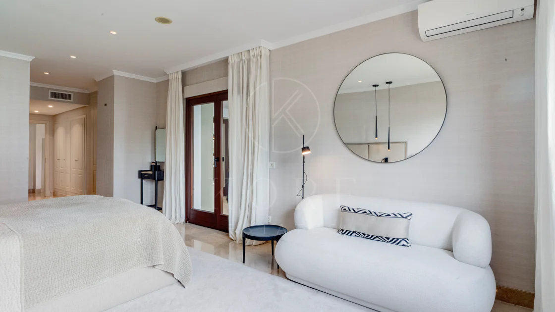 Ático dúplex exclusivo en la Milla de Oro de Marbella con vistas panorámicas al mar y a La Concha, amplias terrazas y una ubicación privilegiada cerca de Puente Romano.