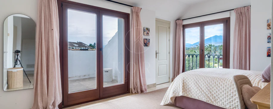 Ático dúplex exclusivo en la Milla de Oro de Marbella con vistas panorámicas al mar y a La Concha, amplias terrazas y una ubicación privilegiada cerca de Puente Romano.