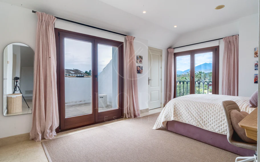 Ático dúplex exclusivo en la Milla de Oro de Marbella con vistas panorámicas al mar y a La Concha, amplias terrazas y una ubicación privilegiada cerca de Puente Romano.