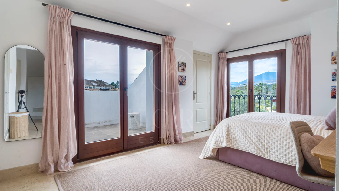 Ático dúplex exclusivo en la Milla de Oro de Marbella con vistas panorámicas al mar y a La Concha, amplias terrazas y una ubicación privilegiada cerca de Puente Romano.