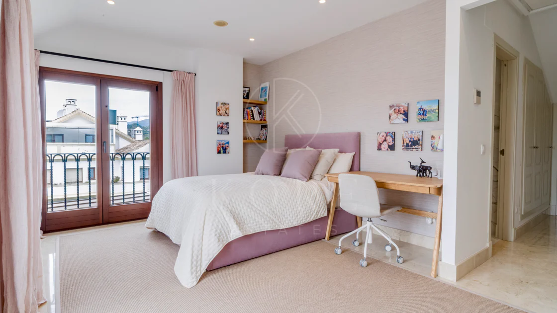 Ático dúplex exclusivo en la Milla de Oro de Marbella con vistas panorámicas al mar y a La Concha, amplias terrazas y una ubicación privilegiada cerca de Puente Romano.