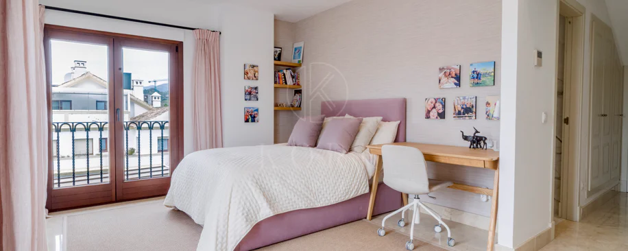 Ático dúplex exclusivo en la Milla de Oro de Marbella con vistas panorámicas al mar y a La Concha, amplias terrazas y una ubicación privilegiada cerca de Puente Romano.