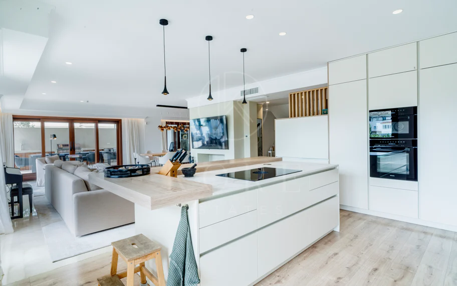 Ático dúplex exclusivo en la Milla de Oro de Marbella con vistas panorámicas al mar y a La Concha, amplias terrazas y una ubicación privilegiada cerca de Puente Romano.