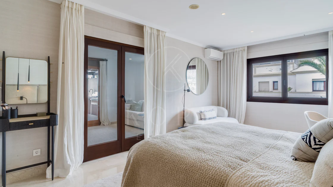 Ático dúplex exclusivo en la Milla de Oro de Marbella con vistas panorámicas al mar y a La Concha, amplias terrazas y una ubicación privilegiada cerca de Puente Romano.