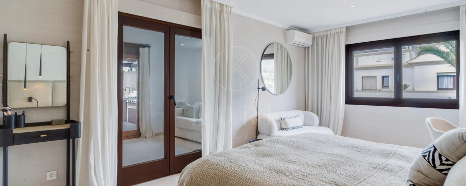 Ático dúplex exclusivo en la Milla de Oro de Marbella con vistas panorámicas al mar y a La Concha, amplias terrazas y una ubicación privilegiada cerca de Puente Romano.