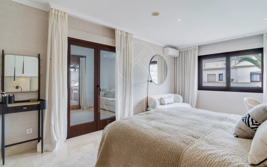 Ático dúplex exclusivo en la Milla de Oro de Marbella con vistas panorámicas al mar y a La Concha, amplias terrazas y una ubicación privilegiada cerca de Puente Romano.