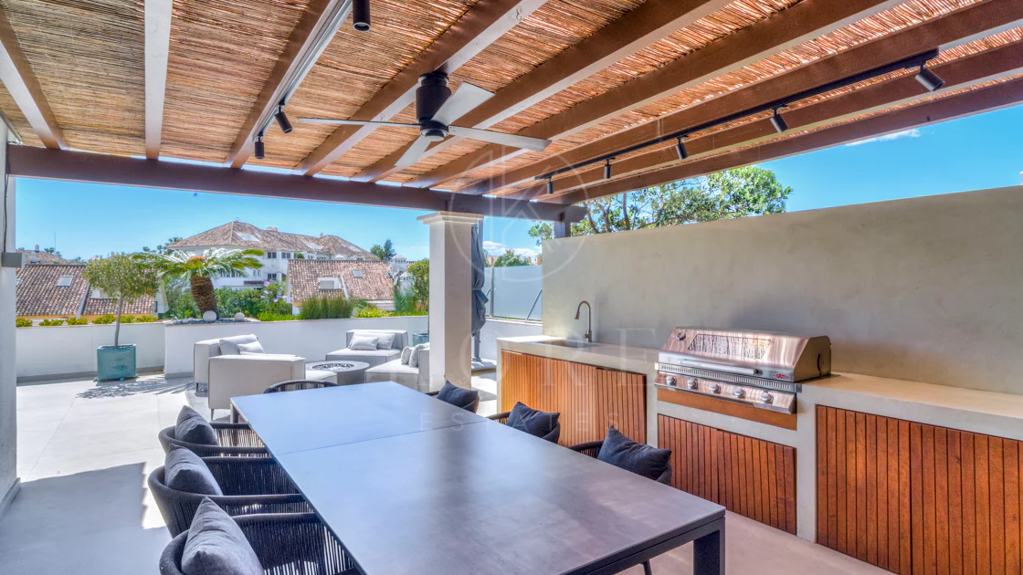 Ático dúplex exclusivo en la Milla de Oro de Marbella con vistas panorámicas al mar y a La Concha, amplias terrazas y una ubicación privilegiada cerca de Puente Romano.