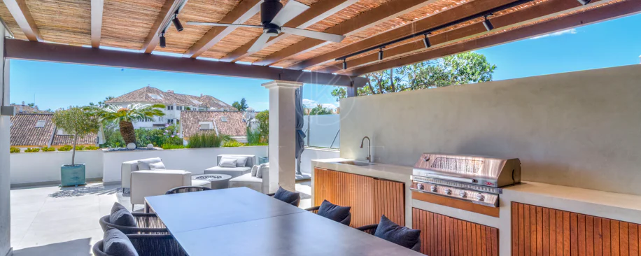 Ático dúplex exclusivo en la Milla de Oro de Marbella con vistas panorámicas al mar y a La Concha, amplias terrazas y una ubicación privilegiada cerca de Puente Romano.