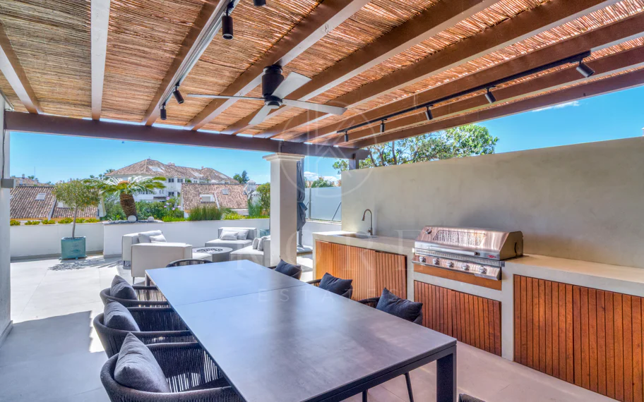 Ático dúplex exclusivo en la Milla de Oro de Marbella con vistas panorámicas al mar y a La Concha, amplias terrazas y una ubicación privilegiada cerca de Puente Romano.