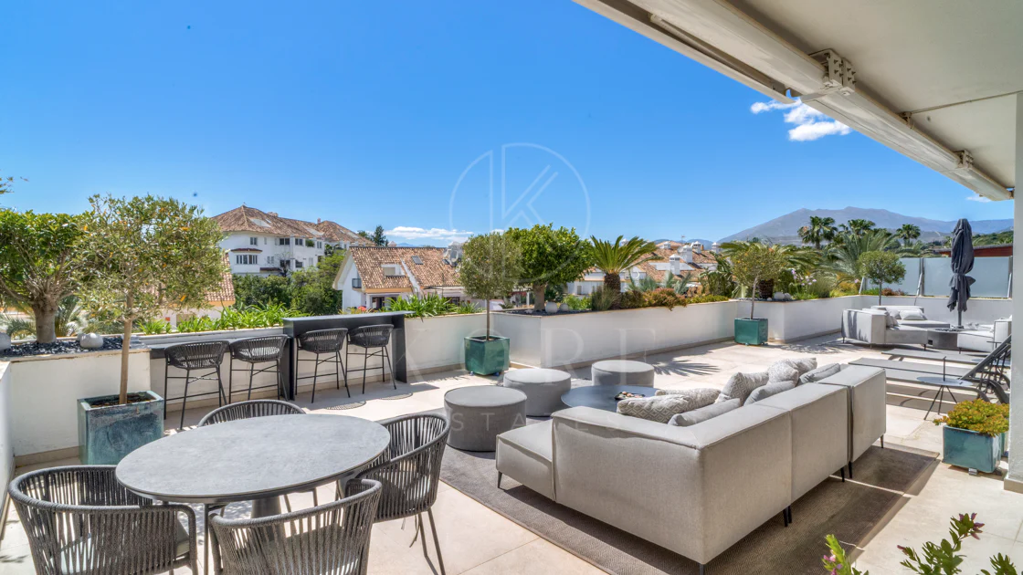 Ático dúplex exclusivo en la Milla de Oro de Marbella con vistas panorámicas al mar y a La Concha, amplias terrazas y una ubicación privilegiada cerca de Puente Romano.