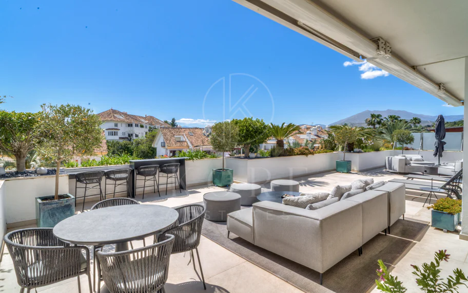 Ático dúplex exclusivo en la Milla de Oro de Marbella con vistas panorámicas al mar y a La Concha, amplias terrazas y una ubicación privilegiada cerca de Puente Romano.