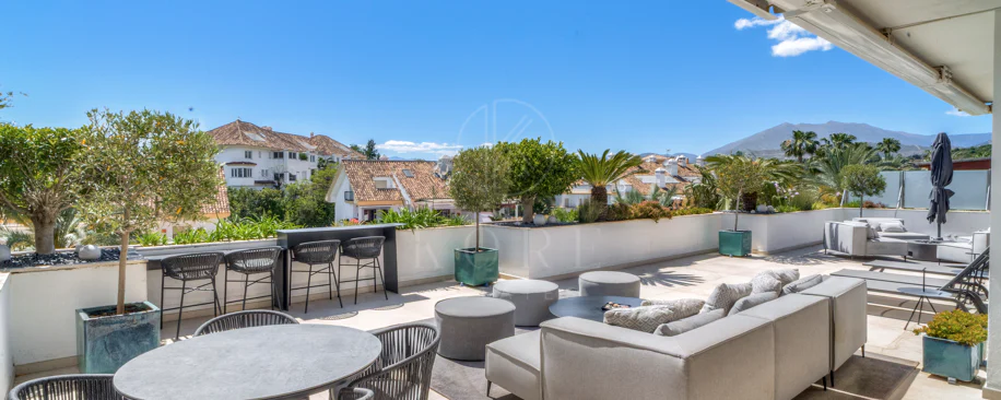 Ático dúplex exclusivo en la Milla de Oro de Marbella con vistas panorámicas al mar y a La Concha, amplias terrazas y una ubicación privilegiada cerca de Puente Romano.