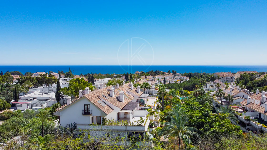 Ático dúplex exclusivo en la Milla de Oro de Marbella con vistas panorámicas al mar y a La Concha, amplias terrazas y una ubicación privilegiada cerca de Puente Romano.