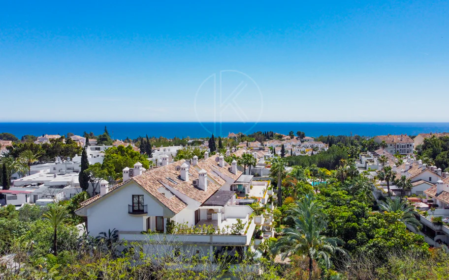 Ático dúplex exclusivo en la Milla de Oro de Marbella con vistas panorámicas al mar y a La Concha, amplias terrazas y una ubicación privilegiada cerca de Puente Romano.