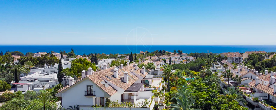 Ático dúplex exclusivo en la Milla de Oro de Marbella con vistas panorámicas al mar y a La Concha, amplias terrazas y una ubicación privilegiada cerca de Puente Romano.