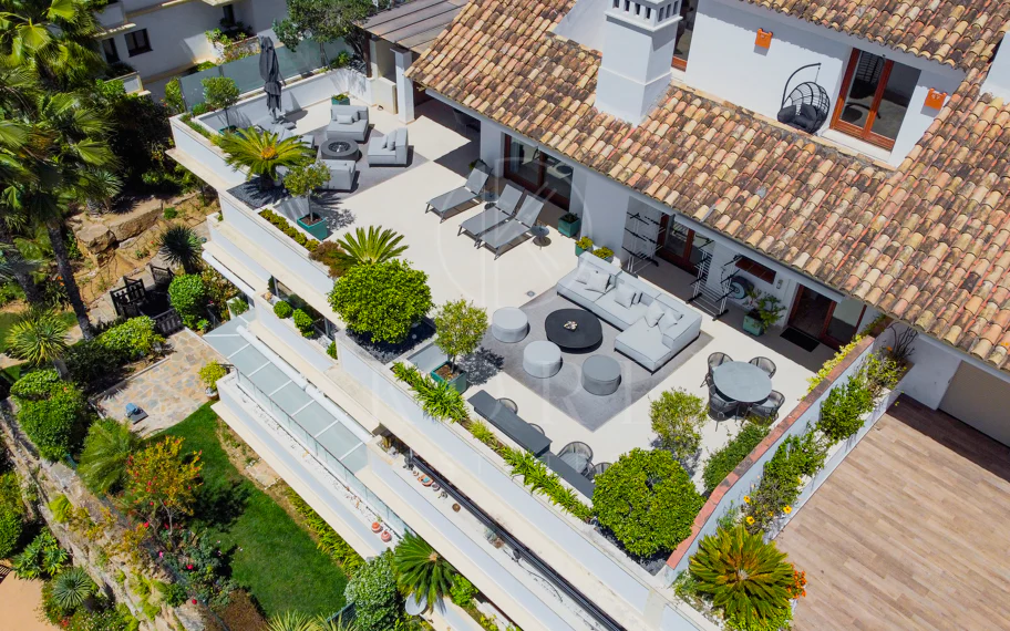 Ático dúplex exclusivo en la Milla de Oro de Marbella con vistas panorámicas al mar y a La Concha, amplias terrazas y una ubicación privilegiada cerca de Puente Romano.