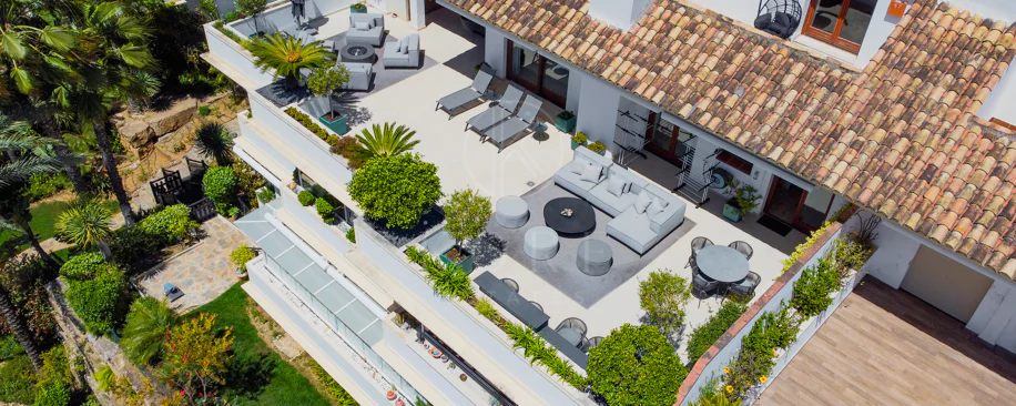 Ático dúplex exclusivo en la Milla de Oro de Marbella con vistas panorámicas al mar y a La Concha, amplias terrazas y una ubicación privilegiada cerca de Puente Romano.