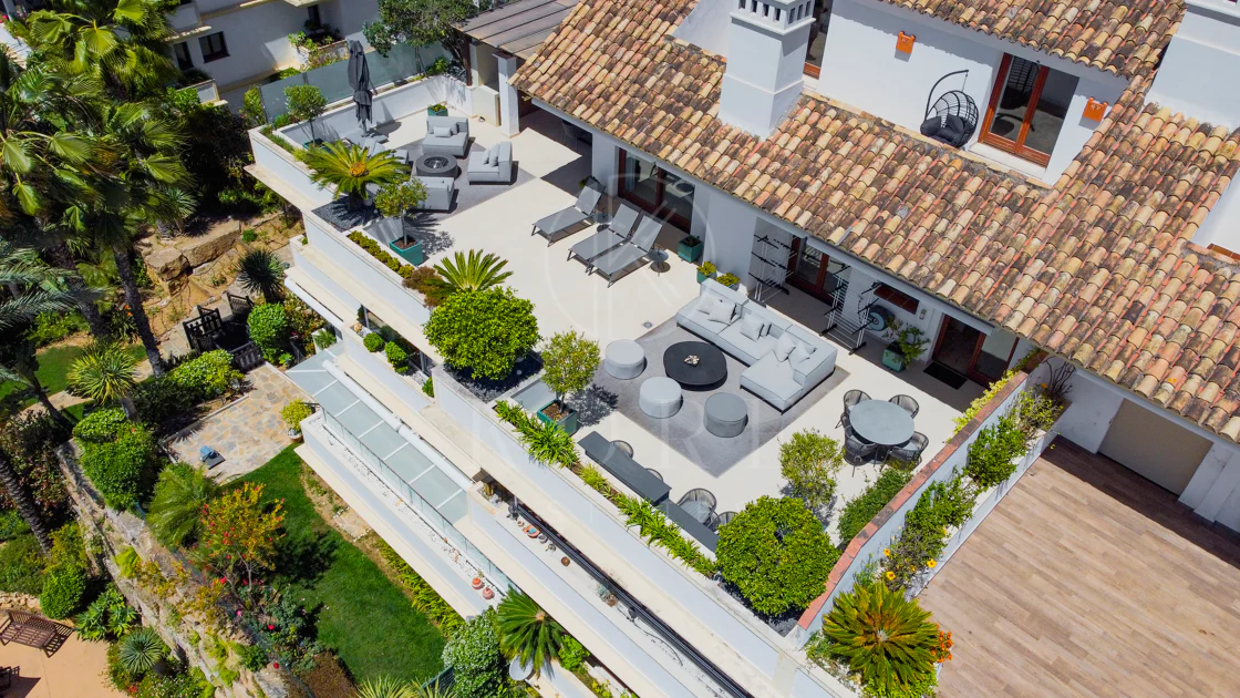Ático dúplex exclusivo en la Milla de Oro de Marbella con vistas panorámicas al mar y a La Concha, amplias terrazas y una ubicación privilegiada cerca de Puente Romano.