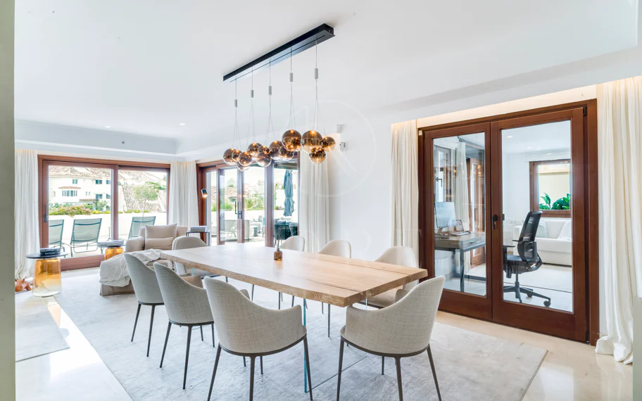 Ático dúplex exclusivo en la Milla de Oro de Marbella con vistas panorámicas al mar y a La Concha, amplias terrazas y una ubicación privilegiada cerca de Puente Romano.