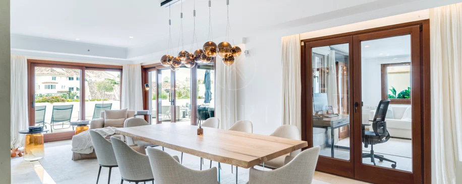 Ático dúplex exclusivo en la Milla de Oro de Marbella con vistas panorámicas al mar y a La Concha, amplias terrazas y una ubicación privilegiada cerca de Puente Romano.