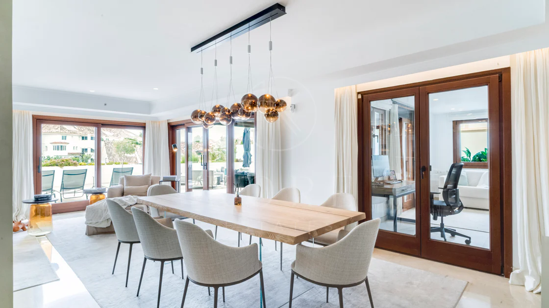 Ático dúplex exclusivo en la Milla de Oro de Marbella con vistas panorámicas al mar y a La Concha, amplias terrazas y una ubicación privilegiada cerca de Puente Romano.