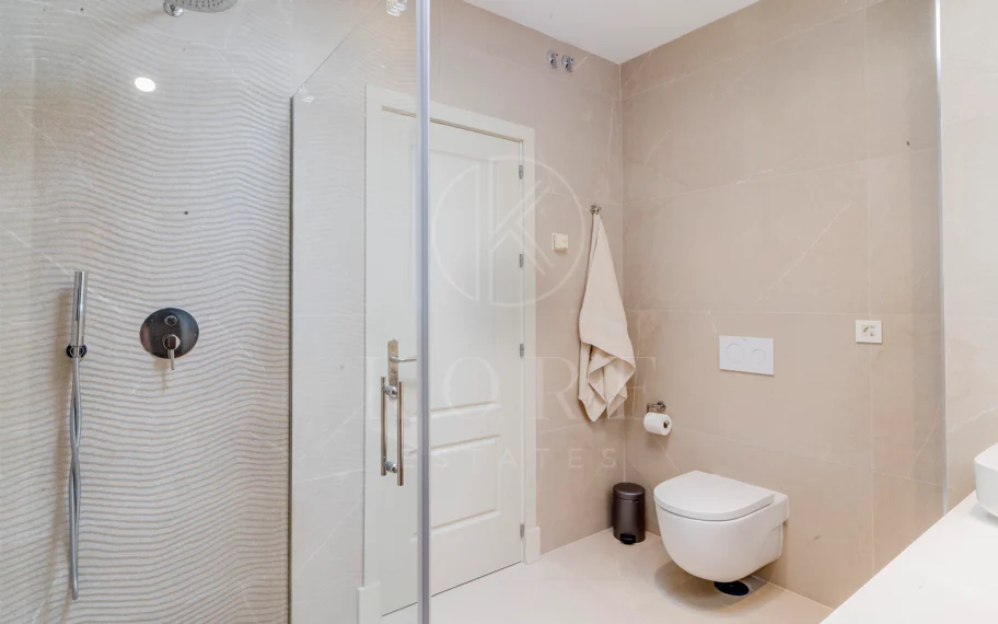 Ático dúplex exclusivo en la Milla de Oro de Marbella con vistas panorámicas al mar y a La Concha, amplias terrazas y una ubicación privilegiada cerca de Puente Romano.